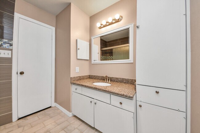 Building Photo - 6334 Chevy Chase Dr