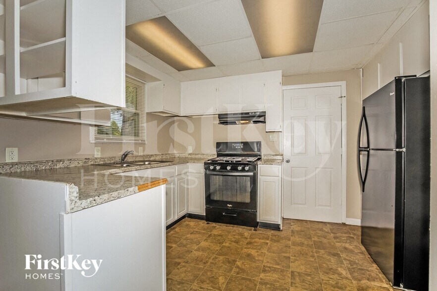 Building Photo - 2825 Kessler Blvd Dr