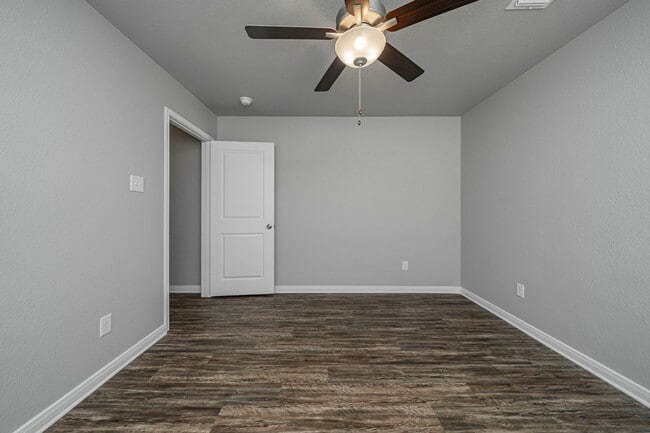 Building Photo - 521 Fallbrook Dr