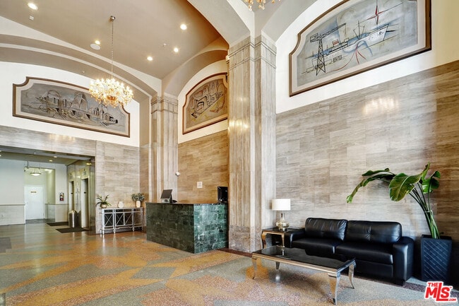 Building Photo - 939 S Broadway