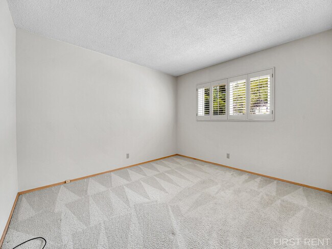 Building Photo - 5250 Vickie Dr