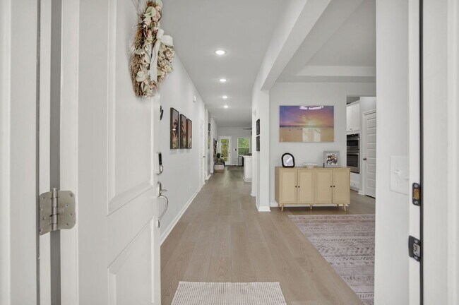 Building Photo - 120 Binscombe Ln