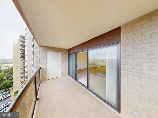 Building Photo - 307 Yoakum Pkwy