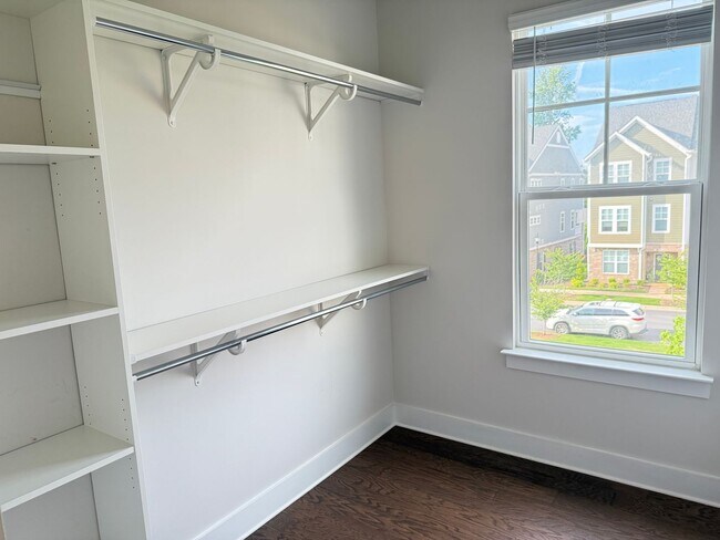 Building Photo - Spacious Modern End-Unit Davidson Townhome - Lake Davidson Access