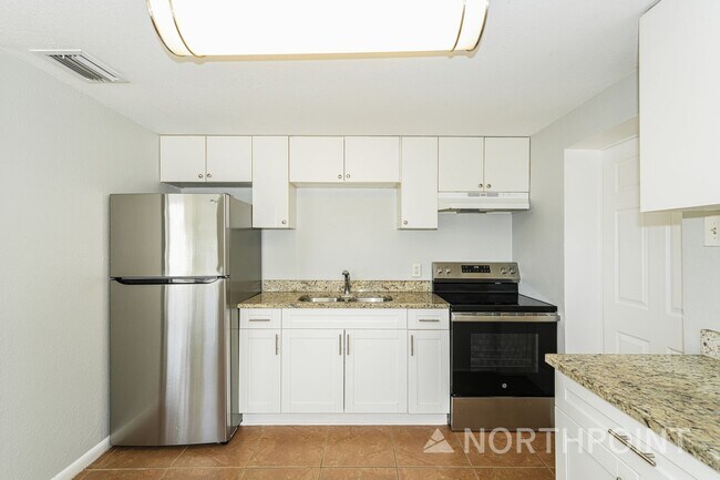 Building Photo - 3-Bedroom, 1 Bath Single Family for Rent in Tampa, FL | Fenced Backyard & Modern Kitchen