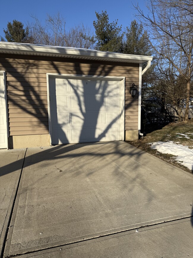 Garage and parking space - 2847 Mossy Brink Court