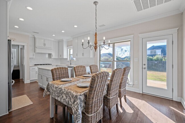 Building Photo - 5/3.5 TRULAND BUILT BEAUTY!