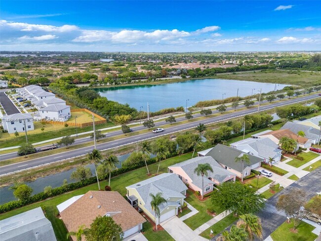 Building Photo - 2590 SE 7th Pl