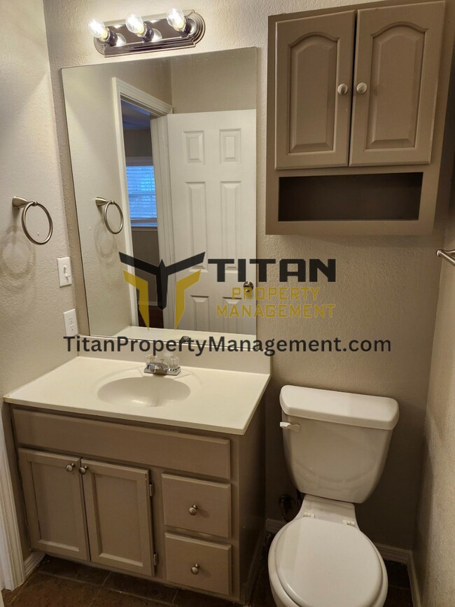 Building Photo - 2 bed/2 bath Apartment