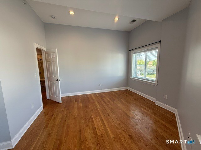 Building Photo - 2067 Barnum Ave