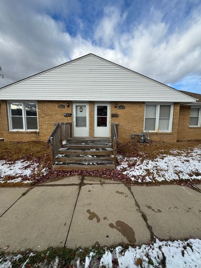 Building Photo - Lovely 2 Bed 1 Bath Duplex