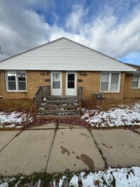 Building Photo - Lovely 2 Bed 1 Bath Duplex