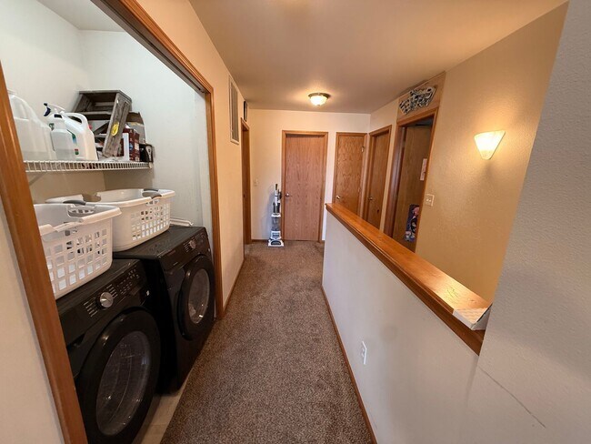 Building Photo - 4 bdrm/2.5 bath home in Barkley Area