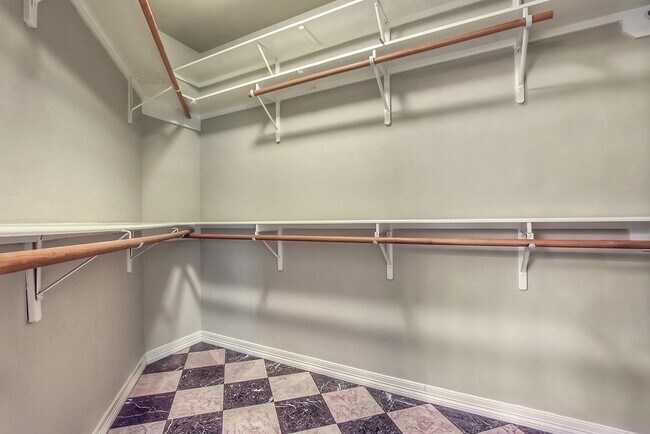 Building Photo - 10819 Lake Windcrest Blvd