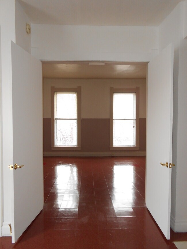 Building Photo - 1015 Main St