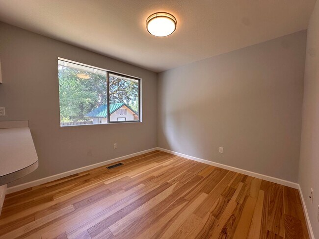 Building Photo - Cozy Woodinville Rambler waiting for its n...