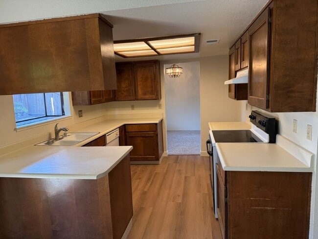 Building Photo - Updated 4 Bedroom 2.5 Bath Vacaville *Star...