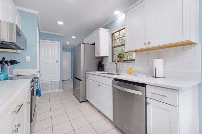 Building Photo - 1344 Bayshore Terrace
