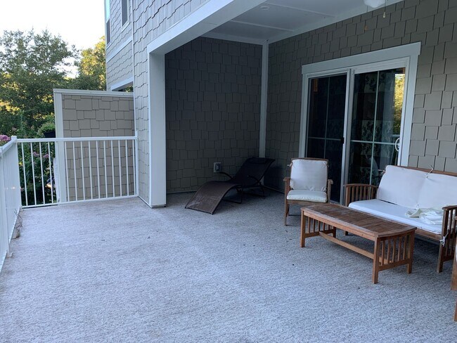 Building Photo - AUGUST SPECIAL!!! 4-bedroom, 3.5-bath town...