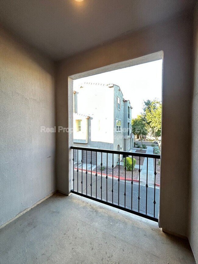 Building Photo - 2329 E Hidalgo Ave