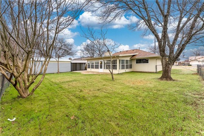 Building Photo - 707 Central Dr