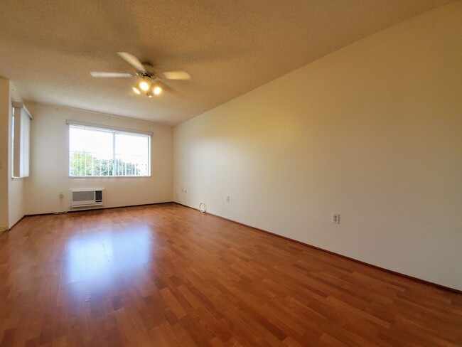 Building Photo - Available May 12, 2025 | 2 Bedroom, 2 bath...