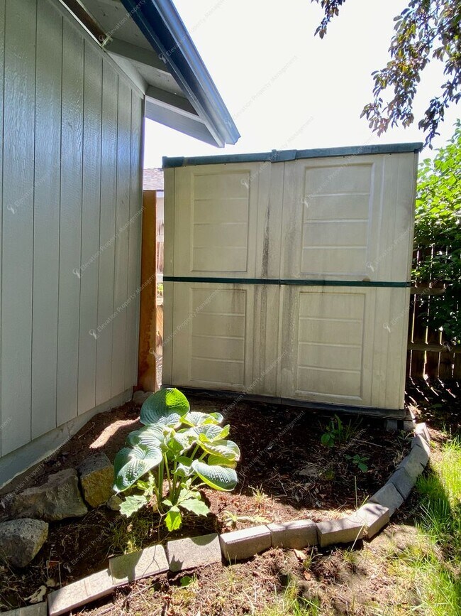 Building Photo - 61875 Avonlea Cir