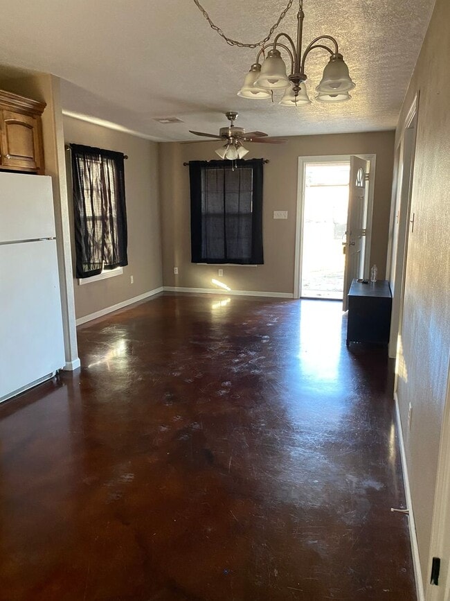 Building Photo - 2 Bedroom 1 Bath home for lease