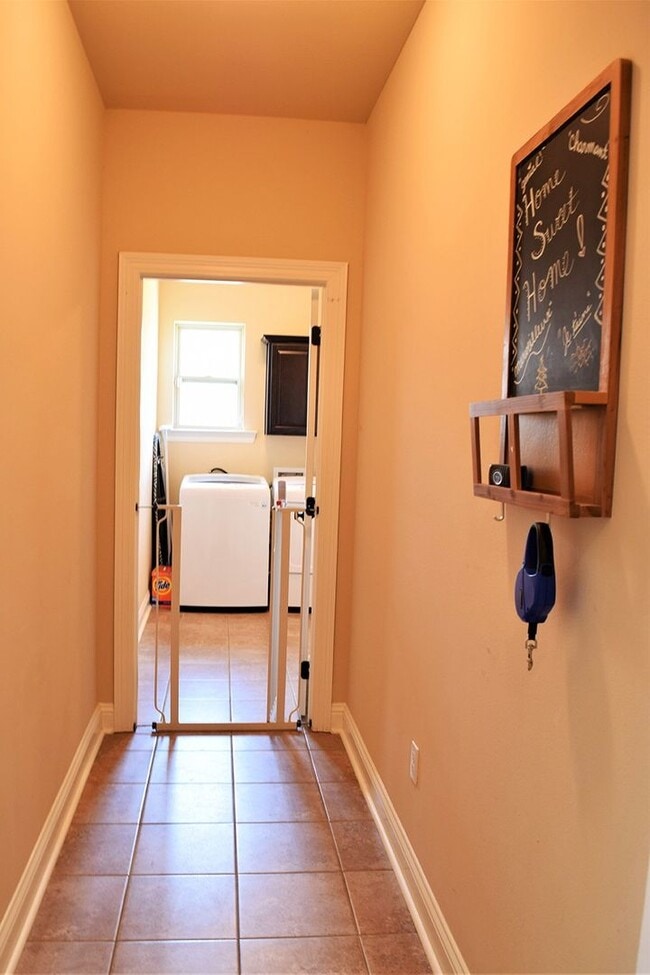 Building Photo - 324 Camelback Dr