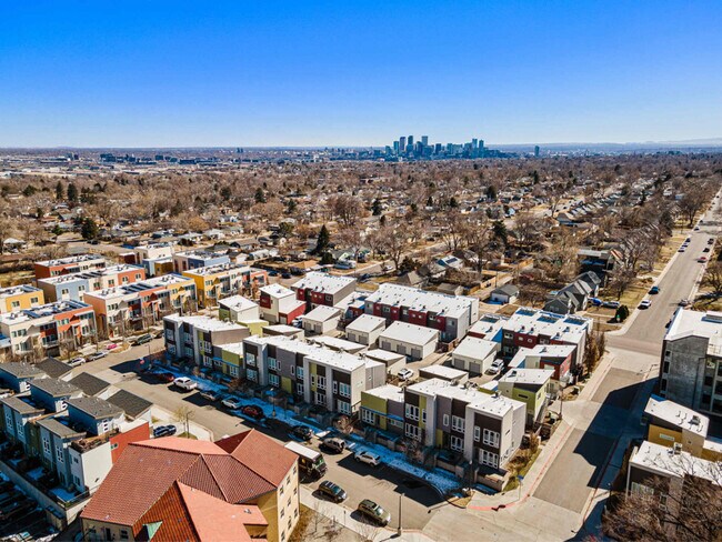 Building Photo - 2824 W Parkside Pl