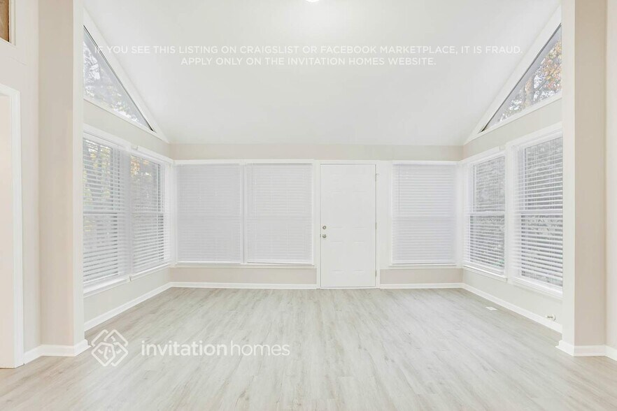 Building Photo - 2230 Rolland St