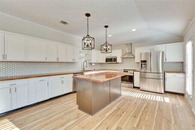 Building Photo - 600 Lakemont Dr