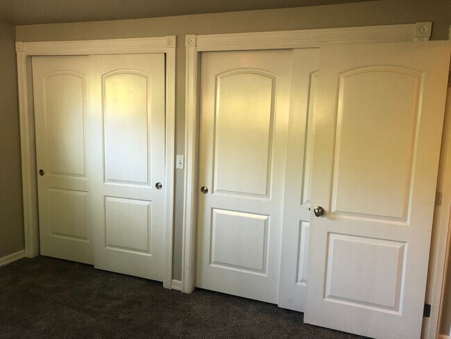 Building Photo - Darling 3 bedroom bungalow in Ferry St Bridge neighborhood!