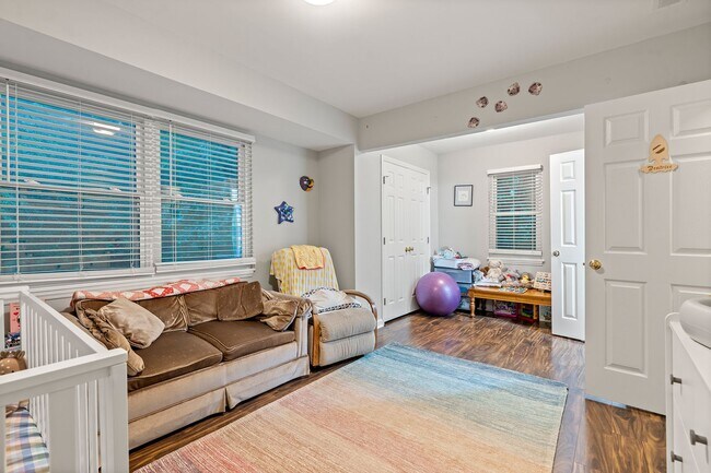 Building Photo - 3 Bedroom 2 Bath Chapel Hill Home - Available in early August! Near Southern Village