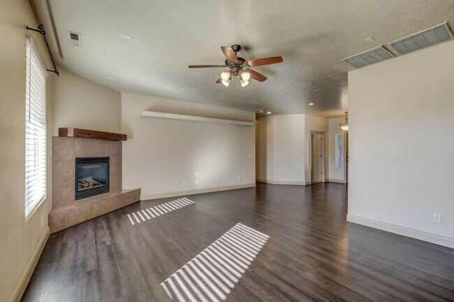 Building Photo - Beautifully Designed 5 Bedroom Home in Was...