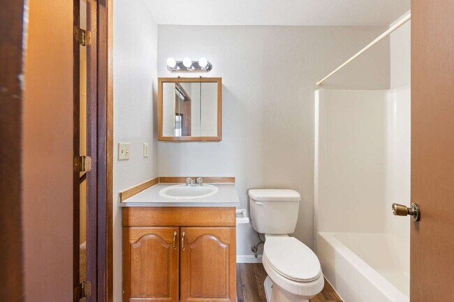 Building Photo - Spacious Townhome 3 Bedrooms plus office!