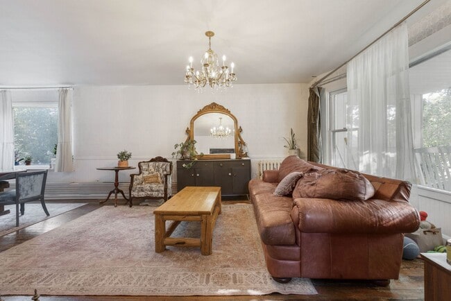 Building Photo - CHARMING 3 BED 3 BATH HOME CLOSE TO HISTORIC DOWNTOWN IDAHO FALLS!
