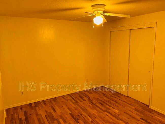 Building Photo - 802 N Keller St