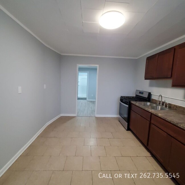 Building Photo - Freshly Updated 1 Bed 1 Bath Apartment in ...