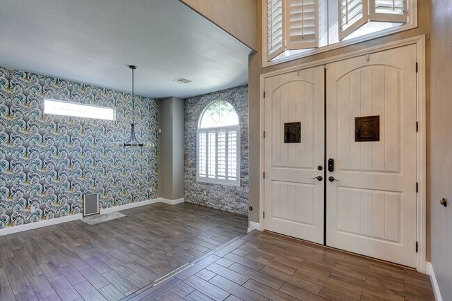 Building Photo - Luxurious 4 bd 3.5 bth Henderson Home in G...