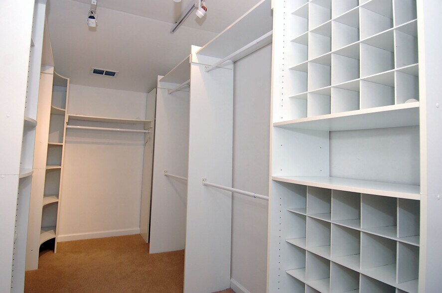 Building Photo - 3611 Lion Ridge Ct