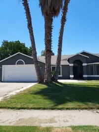 Building Photo - Four bedroom w/ Studio