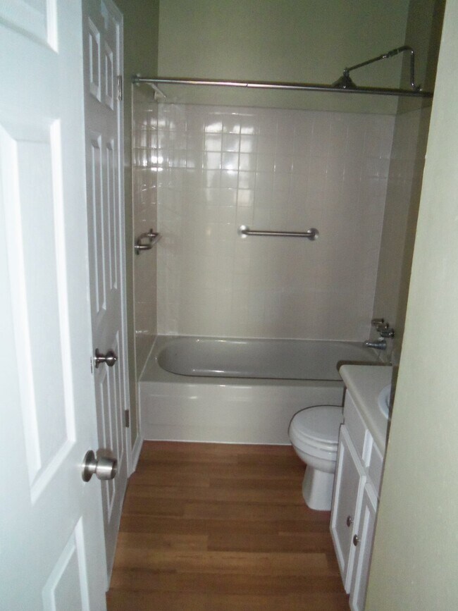 Building Photo - Great Littleton Location! 2 bedroom, 1 bat...