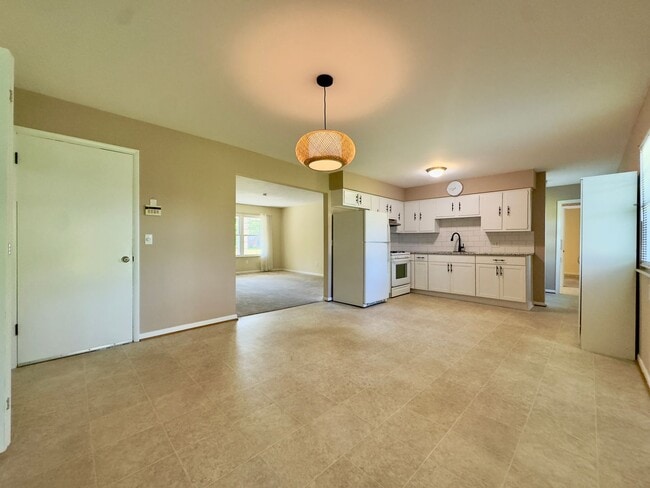 Building Photo - 5247 Silvertown Dr