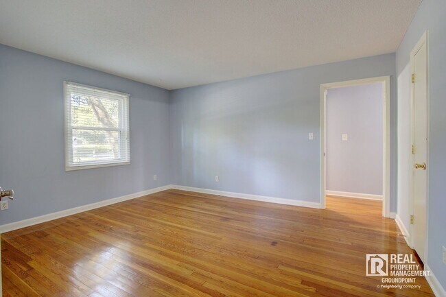 Building Photo - 209 Chucker Dr
