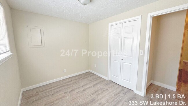 Building Photo - Freshly Updated 3 BD | 1.5 BA Unit - Downtown Estacada