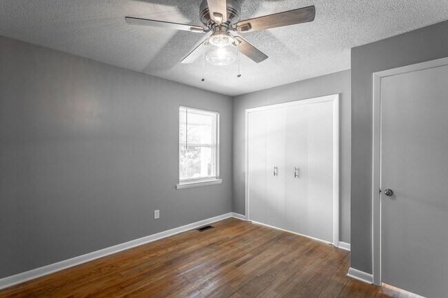 Building Photo - Newly Available! 2 Bedroom 1 Bathroom in the Heart of Hixson!