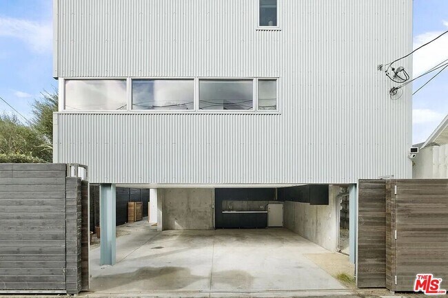 Building Photo - 724 Superba Ave