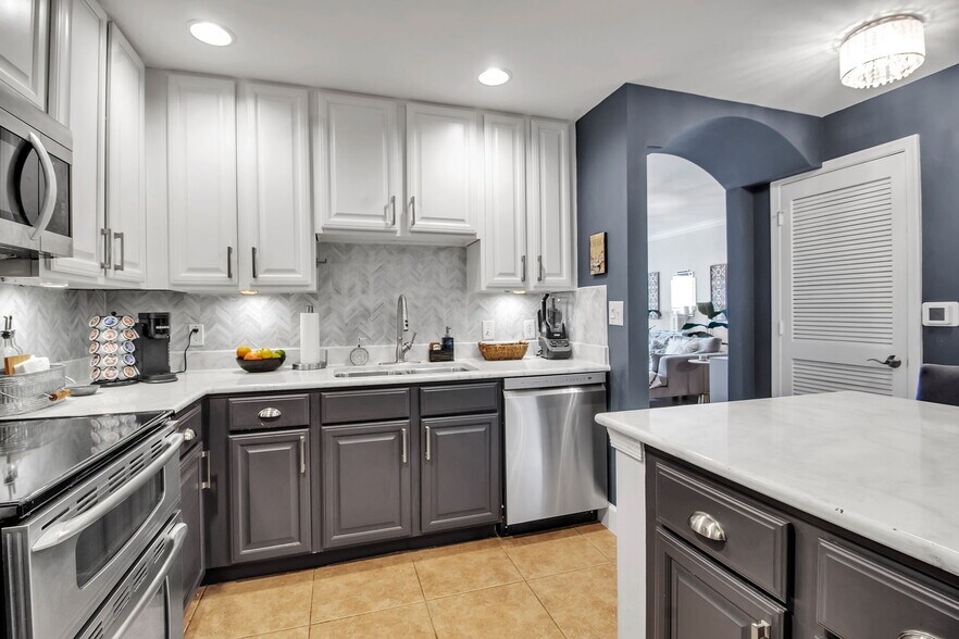 Building Photo - 808 3rd Ave W