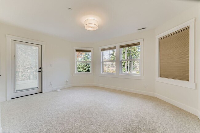 Building Photo - Stunning 5bed/5bath + Office in Prime Kirk...